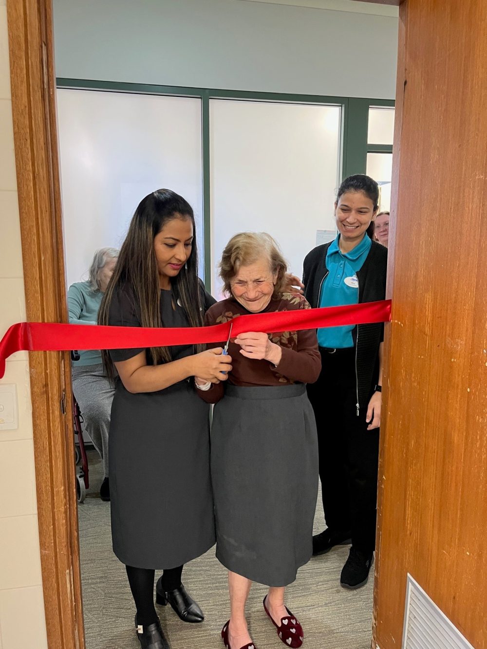 Ida cutting the ribbon on the new hairdressing salon.